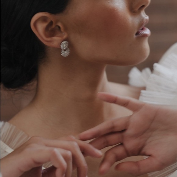 WHITE GOLD RHINESTONE FLORAL-INSPIRED BRIDAL EARRINGS - Picture 3 of 4